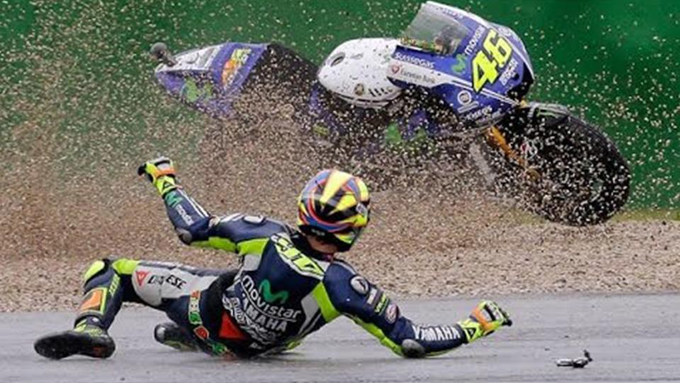 Valentino Rossi saat terjatuh di MotoGP Amerika Serikat musim ini. - INDOSPORT